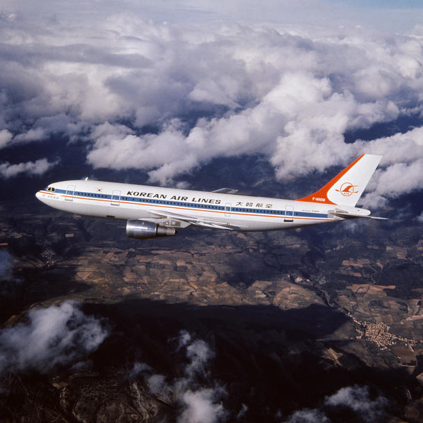 Korean Air’s first A300B4 in flight in original livery