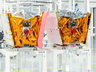 Oneweb Cleanroom - © Airbus OneWeb Satellites