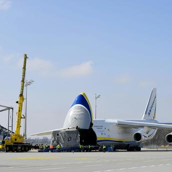 loading picture EarthCARE shipment-loading